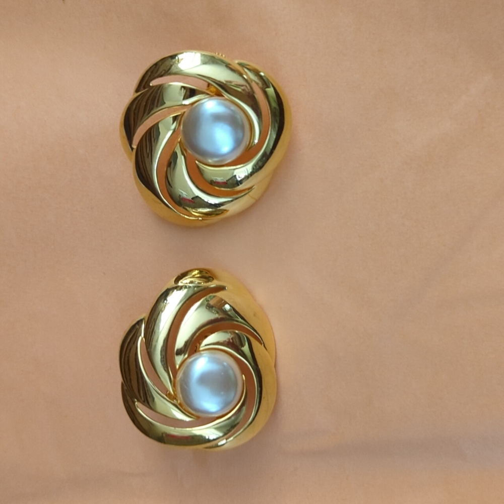 Good tone + faux pearl earrings